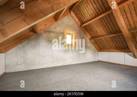 Una camera vuota accogliente e spaziosa in stile mansarda Foto Stock