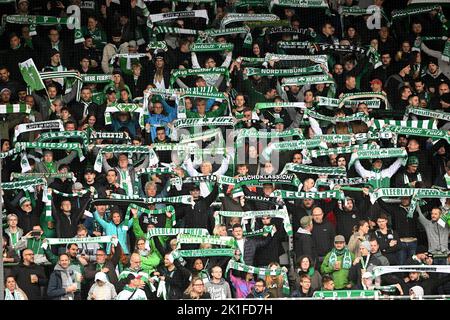 18 settembre 2022, Baviera, Fürth: Calcio: 2. Bundesliga, SpVgg Greuther Fürth - SC Paderborn 07, Giornata 9, Sportpark Ronhof. Fan di Fürth prima del gioco. Foto: Jens Niering/dpa - NOTA IMPORTANTE: Conformemente ai requisiti della DFL Deutsche Fußball Liga e della DFB Deutscher Fußball-Bund, è vietato utilizzare o utilizzare fotografie scattate nello stadio e/o della partita sotto forma di sequenze di immagini e/o serie di foto simili a un video. Foto Stock