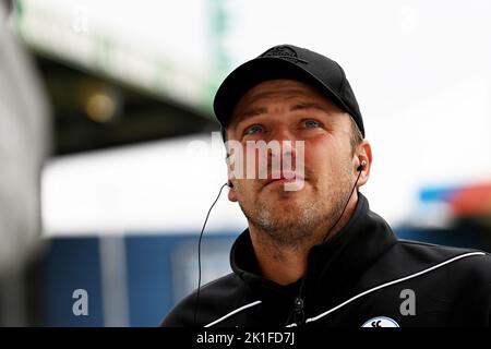 18 settembre 2022, Baviera, Fürth: Calcio: 2nd Bundesliga, SpVgg Greuther Fürth - SC Paderborn 07, Giornata 9, Sportpark Ronhof. L'allenatore di Paderborn Lukas Kwasniok prima del gioco. Foto: Jens Niering/dpa - NOTA IMPORTANTE: Conformemente ai requisiti della DFL Deutsche Fußball Liga e della DFB Deutscher Fußball-Bund, è vietato utilizzare o utilizzare fotografie scattate nello stadio e/o della partita sotto forma di sequenze di immagini e/o serie di foto simili a un video. Foto Stock