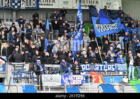 18 settembre 2022, Baviera, Fürth: Calcio: 2. Bundesliga, SpVgg Greuther Fürth - SC Paderborn 07, Giornata 9, Sportpark Ronhof. Fan di Paderborn prima del gioco. Foto: Jens Niering/dpa - NOTA IMPORTANTE: Conformemente ai requisiti della DFL Deutsche Fußball Liga e della DFB Deutscher Fußball-Bund, è vietato utilizzare o utilizzare fotografie scattate nello stadio e/o della partita sotto forma di sequenze di immagini e/o serie di foto simili a un video. Foto Stock