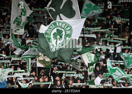 18 settembre 2022, Baviera, Fürth: Calcio: 2. Bundesliga, SpVgg Greuther Fürth - SC Paderborn 07, Giornata 9, Sportpark Ronhof. Fan di Fürth prima del gioco. Foto: Jens Niering/dpa - NOTA IMPORTANTE: Conformemente ai requisiti della DFL Deutsche Fußball Liga e della DFB Deutscher Fußball-Bund, è vietato utilizzare o utilizzare fotografie scattate nello stadio e/o della partita sotto forma di sequenze di immagini e/o serie di foto simili a un video. Foto Stock