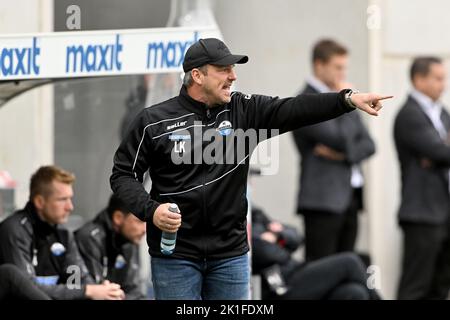 18 settembre 2022, Baviera, Fürth: Calcio: 2nd Bundesliga, SpVgg Greuther Fürth - SC Paderborn 07, Giornata 9, Sportpark Ronhof. Lukas Kwasniok, allenatore di Paderborn, gesta a margine. Foto: Jens Niering/dpa - NOTA IMPORTANTE: Conformemente ai requisiti della DFL Deutsche Fußball Liga e della DFB Deutscher Fußball-Bund, è vietato utilizzare o utilizzare fotografie scattate nello stadio e/o della partita sotto forma di sequenze di immagini e/o serie di foto simili a un video. Foto Stock