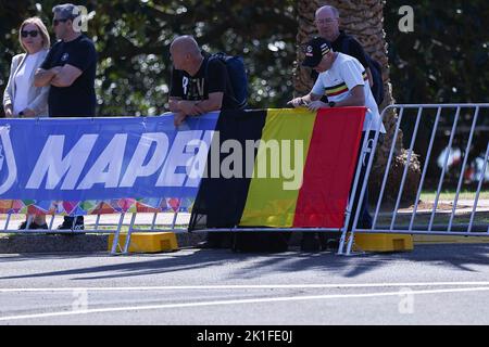 18th settembre 2022; 18th settembre 2022, Wollongong, Illawarra, Galles del Sud, Australia: UCI World Road Cycling Championships, Women's Time Trials: Bandiera del Belgio che sostiene il loro pilota Foto Stock