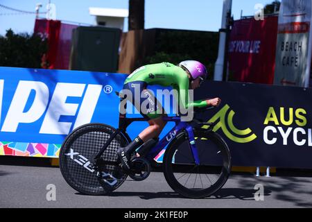 18th settembre 2022; 18th settembre 2022, Wollongong, Illawarra, Galles del Sud, Australia: UCI World Road Cycling Championships, Women's Time Trials: Corsa di Urska Zigart oltre il bar sulla spiaggia Foto Stock