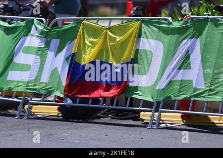 18th settembre 2022; 18th settembre 2022, Wollongong, Illawarra, Galles del Sud, Australia: UCI World Road Cycling Championships, Women's Time Trials: Bandiera Ucraina che sostiene il loro pilota Foto Stock