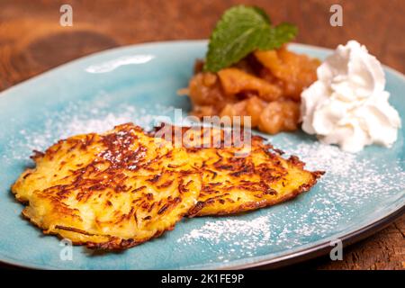 crocchette di patate dolci bavaresi su un piatto Foto Stock