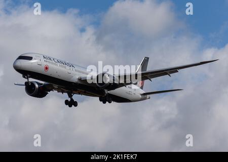 Un Boeing 787-9 Dreamliner di Air Canada isolato nell'aria con le nuvole sullo sfondo Foto Stock