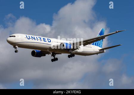Un Boeing 767-424 di United Airlines isolato nell'aria con nuvole sullo sfondo Foto Stock