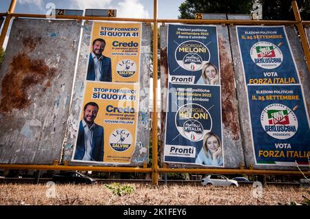 Roma, Italia. 17th Set, 2022. ROMA, ITALIA - 17 SETTEMBRE 2022 ROMA, ITALIA - 17 SETTEMBRE 2022 il poster elettorale di Matteo Salvini, leader del partito Lega, e il poster elettorale di Giorgia Meloni, leader dei leader del partito Fratelli d'Italia, E poster forza Italia partito politico in vista delle prossime elezioni generali del 25 settembre per il rinnovo della Camera dei deputati e del Senato della Repubblica il 17 settembre 2022 a Roma. Il 25 settembre 2022 gli elettori eleggeranno tutti i membri delle due camere del parlamento italiano. Dopo un referendum costituzionale, le dimensioni Foto Stock