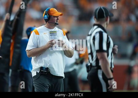 17 settembre 2022: Allenatore capo Josh Heupel dei volontari del Tennessee durante la partita di football NCAA tra i volontari dell'Università del Tennessee e l'Università di Akron Zips al Neyland Stadium di Knoxville TN Tim Gangloff/CSM Foto Stock