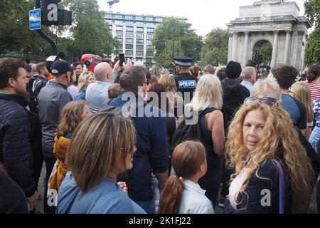 Londra, Regno Unito. 18th Set, 2022. Il Green Park di Londra è stato chiuso ad altri tributi floreali e la gente viene riconfermata ad Hyde Park. Credit: Brian Minkoff /Alamy Live News Foto Stock