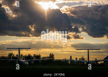 Un bel cielo luminoso tramonto sulla pista con aerei all'Aeroporto Centrale di Toronto Foto Stock