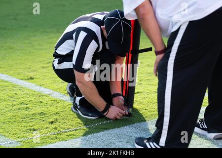 17 settembre 2022: Il giudice laterale regola la lunghezza del marcatore del cortile prima della partita di calcio NCAA tra i volontari dell'Università del Tennessee e l'Università di Akron Zips al Neyland Stadium di Knoxville TN Tim Gangloff/CSM Foto Stock