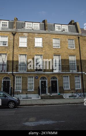 Londra, Regno Unito - 21 marzo 2022: Storica residenza georgiana a Bloomsbury, una volta casa del poeta Charlotte Mew. Vista su un pomeriggio di primavera soleggiato Foto Stock