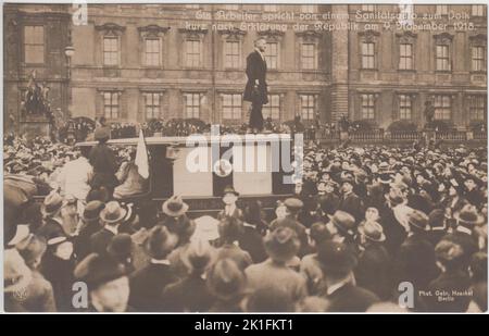 Ein Arbeiter spricht von einem Sanitätsauto zum Volk kurz nach Erklarung der Republik am 9 novembre 1918 / Un operaio parla alla gente dalla cima di un'ambulanza poco dopo la dichiarazione della Repubblica tedesca il 9 novembre 1918. Cartolina di Gebr. Haeckel, Berlino, mostra un oratore in piedi su un'ambulanza trainata da cavalli che si rivolge a una grande folla durante la Rivoluzione tedesca di novembre. Foto Stock