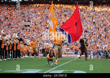 17 settembre 2022: La mascotte dei volontari del Tennessee corre sul campo prima della partita di football NCAA tra i volontari dell'Università del Tennessee e l'Università di Akron Zips al Neyland Stadium di Knoxville TN Tim Gangloff/CSM Foto Stock