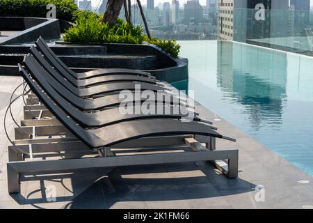 Piscina sul tetto del Condominio o piscina della costa dell'hotel, splendido edificio sul tetto con vista sui grattacieli. Piscina dell'hotel concetto di lusso estivo Foto Stock