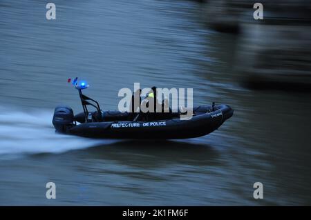 Motoscafo di polizia, barca gonfiabile sulla Senna a Parigi, Francia Foto Stock