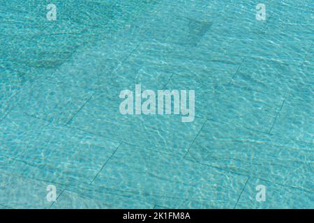 Piscina fondo acqua con increspatura caustica. Superficie acquatica con onde sullo sfondo. Foto Stock