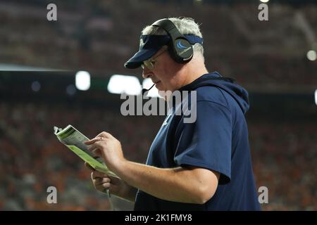 17 settembre 2022: Allenatore capo Joe Moorhead delle zip Akron durante la partita di calcio NCAA tra i volontari dell'Università del Tennessee e l'Università di Akron zips al Neyland Stadium di Knoxville TN Tim Gangloff/CSM Foto Stock