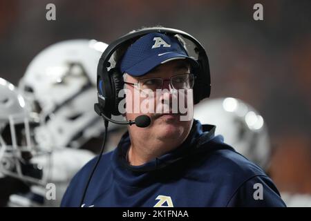 17 settembre 2022: Allenatore capo Joe Moorhead delle zip Akron durante la partita di calcio NCAA tra i volontari dell'Università del Tennessee e l'Università di Akron zips al Neyland Stadium di Knoxville TN Tim Gangloff/CSM Foto Stock