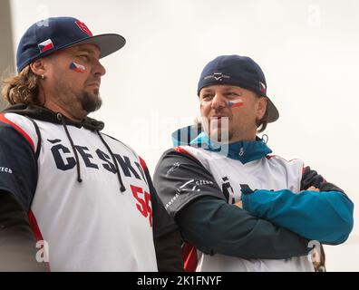 Regensburg, Baviera, Germania. 18th Set, 2022. I tifosi della Repubblica Ceca chiacchierano durante il qualificatore World Baseball Classic contro la Francia nella Armin Wolf Baseball Arena di Ratisbona, Germania. (Credit Image: © Kai Dambach/ZUMA Press Wire) Credit: ZUMA Press, Inc./Alamy Live News Foto Stock