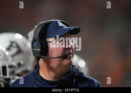 17 settembre 2022: Allenatore capo Joe Moorhead delle zip Akron durante la partita di calcio NCAA tra i volontari dell'Università del Tennessee e l'Università di Akron zips al Neyland Stadium di Knoxville TN Tim Gangloff/CSM Foto Stock