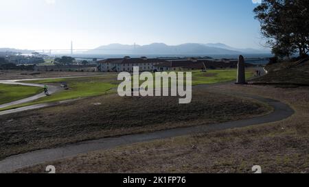 Mare della città di San Francisco, California, da Fort Mason, un ex forte dell'esercito degli Stati Uniti situato nel Marina District. Foto Stock