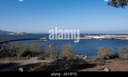 Mare della città di San Francisco, California, da Fort Mason, un ex forte dell'esercito degli Stati Uniti situato nel Marina District. Foto Stock