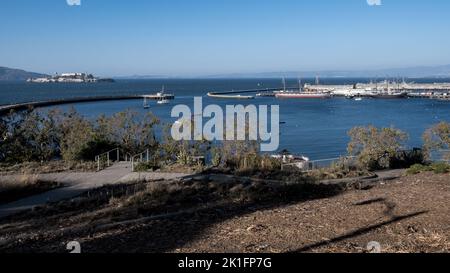 Mare della città di San Francisco, California, da Fort Mason, un ex forte dell'esercito degli Stati Uniti situato nel Marina District. Foto Stock