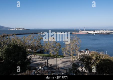 Vista dell'isola di Alcatraz, una delle più famose prigioni degli Stati Uniti, da Fort Mason, un ex forte dell'esercito degli Stati Uniti situato nel Marina District Foto Stock