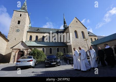 18 settembre 2022, Sassonia-Anhalt, Huy: I partecipanti a un servizio festivo entrano nel monastero di Huysburg. Le origini del monastero benedettino risalgono al 1070. Con un servizio festoso, i monaci celebrano il 50th° anniversario della comunità, la sua presenza e il suo lavoro al Monastero di Huysburg. La famosa meta escursionistica si trova nella catena montuosa di Huy ed è circondata da sentieri escursionistici. Foto: Matthias Bein/dpa Foto Stock