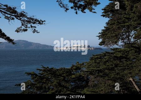 Vista dell'isola di Alcatraz, una delle più famose prigioni degli Stati Uniti, da Fort Mason, un ex forte dell'esercito degli Stati Uniti situato nel Marina District Foto Stock