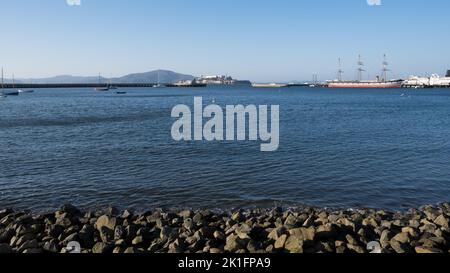 Mare della città di San Francisco, California, da Fort Mason, un ex forte dell'esercito degli Stati Uniti situato nel Marina District. Sullo sfondo, Alcatraz Foto Stock