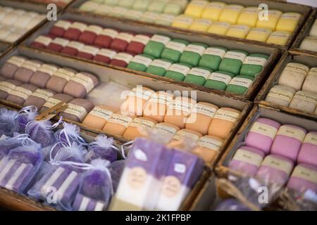 Mercato tradizionale di strada, Apt, Provenza, Francia, Europa Foto Stock