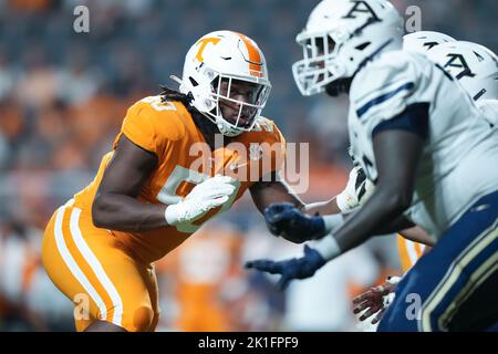 17 settembre 2022: Jordan Phillips #50 dei Tennessee Volunteers precipita il passante durante la partita di football NCAA tra i volontari dell'Università del Tennessee e l'Università di Akron zips al Neyland Stadium di Knoxville TN Tim Gangloff/CSM Foto Stock