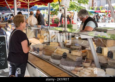 Mercato tradizionale di strada, Apt, Provenza, Francia, Europa Foto Stock