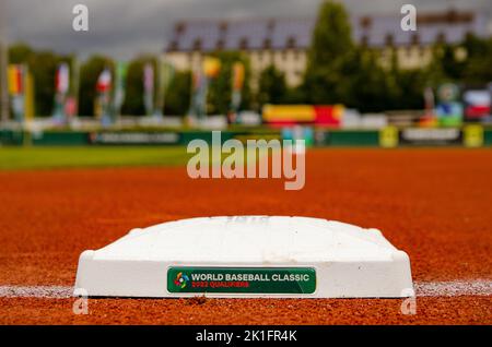 Regensburg, Baviera, Germania. 18th Set, 2022. First base ha il logo di qualificazione World Baseball Classic nell'Armin Wolf Baseball Arena di Ratisbona, Germania. (Credit Image: © Kai Dambach/ZUMA Press Wire) Credit: ZUMA Press, Inc./Alamy Live News Foto Stock