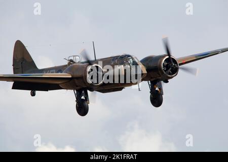 Bristol Blenheim Mk.IF L6739 (G-BPIV) atterrando dopo aver completato la sua esposizione di volo alla IWM Duford Battle of Britain Airshow 10th settembre 2022 Foto Stock