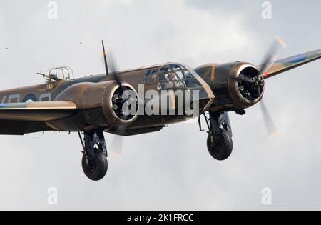 Bristol Blenheim Mk.IF L6739 (G-BPIV) atterrando dopo aver completato la sua esposizione di volo alla IWM Duford Battle of Britain Airshow 10th settembre 2022 Foto Stock