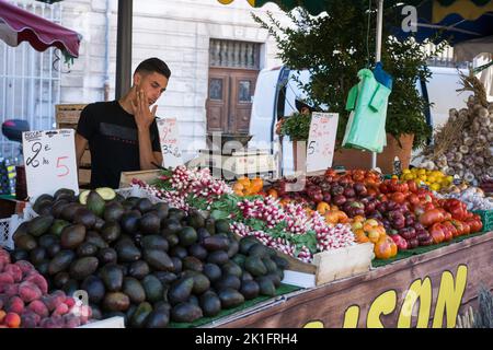 Mercato tradizionale di strada, Apt, Provenza, Francia, Europa Foto Stock