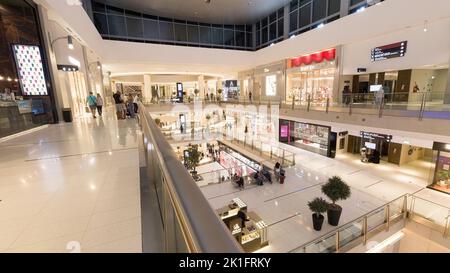 All'interno di un centro commerciale con luci luminose dei negozi di Dubai, Emirati Arabi Uniti Foto Stock