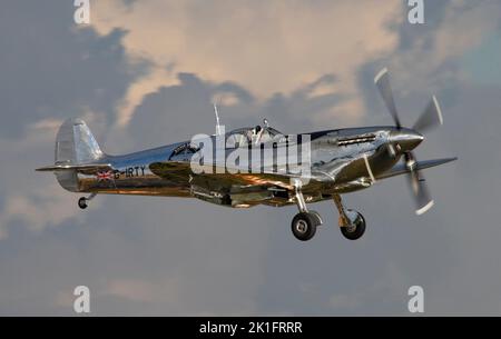 Supermarine Spitfire Mk.IX (Silver Spitfire) MJ271, atterraggio G-IRTY al crepuscolo, dopo la sua esposizione di volo al Duxford Battle of Britain Air show di IWM Foto Stock