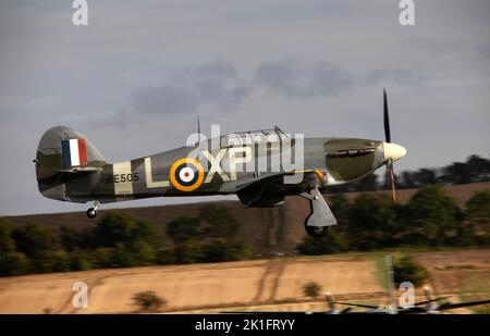 Hawker Hurricane Mk.IIb 'Pegs' BE505, G-HHII atterrando al crepuscolo, dopo che è esposizione di volo alla IWM Duxford Battaglia di Gran Bretagna Airxshow 10th settembre Foto Stock