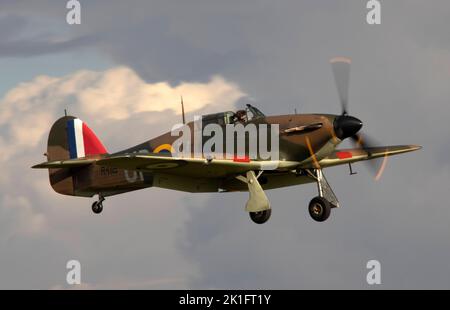 Hawker Hurricane Mk.i R4118 (G-HUPW) atterrando al crepuscolo, dopo che è esposizione di volo all'IWM Duxford Battle of Britain Air show 10th settembre Foto Stock