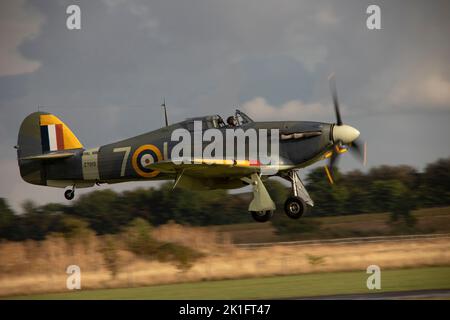 Hawker Sea Hurricane Mk.Ib Z7015 atterrando al crepuscolo, dopo che è esposizione di volo all'IWM Duford Battle of Britain Airshow 10th settembre 2022 Foto Stock