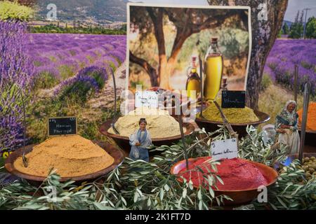 Mercato tradizionale di strada, Apt, Provenza, Francia, Europa Foto Stock