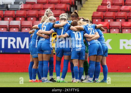 Charlton, Regno Unito. 18th Set, 2022. Birmingham City huddle durante la fa Women's Super 2 League Match Charrton Women vs Birmingham City Women al Oakwood VCD Athletic, Charlton, Regno Unito, 18th settembre 2022 (Photo by Simon Bissett/News Images) Credit: News Images LTD/Alamy Live News Foto Stock