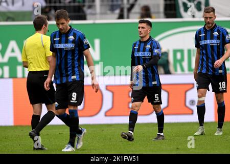 18 settembre 2022, Baviera, Fürth: Calcio: 2nd Bundesliga, SpVgg Greuther Fürth - SC Paderborn 07, Giornata 9, Sportpark Ronhof. I giocatori di Paderborn reagiscono dopo il gioco. Foto: Jens Niering/dpa - NOTA IMPORTANTE: Conformemente ai requisiti della DFL Deutsche Fußball Liga e della DFB Deutscher Fußball-Bund, è vietato utilizzare o utilizzare fotografie scattate nello stadio e/o della partita sotto forma di sequenze di immagini e/o serie di foto simili a un video. Foto Stock