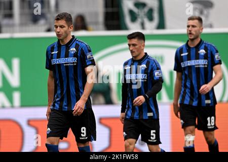 18 settembre 2022, Baviera, Fürth: Calcio: 2nd Bundesliga, SpVgg Greuther Fürth - SC Paderborn 07, Giornata 9, Sportpark Ronhof. I giocatori di Paderborn reagiscono dopo il gioco. Foto: Jens Niering/dpa - NOTA IMPORTANTE: Conformemente ai requisiti della DFL Deutsche Fußball Liga e della DFB Deutscher Fußball-Bund, è vietato utilizzare o utilizzare fotografie scattate nello stadio e/o della partita sotto forma di sequenze di immagini e/o serie di foto simili a un video. Foto Stock